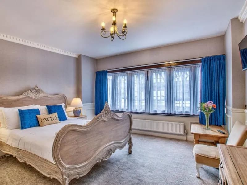 A deluxe double room at Caer Beris Manor