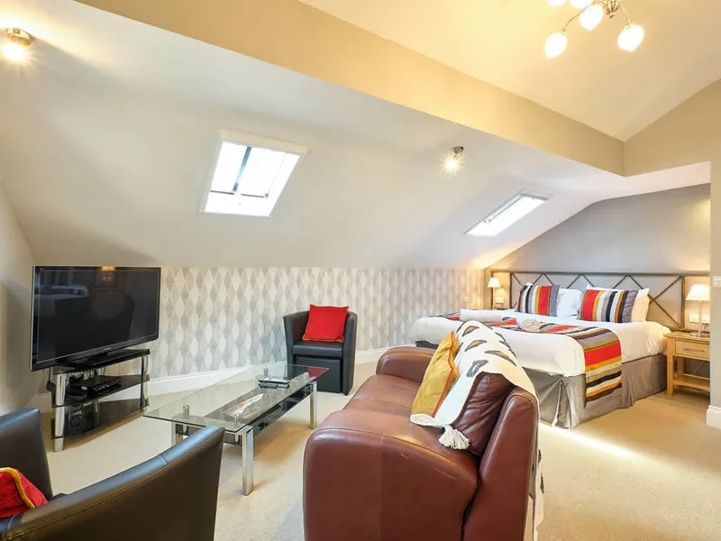 Vendale 1, a spacious room with sitting area and orange striped bedding