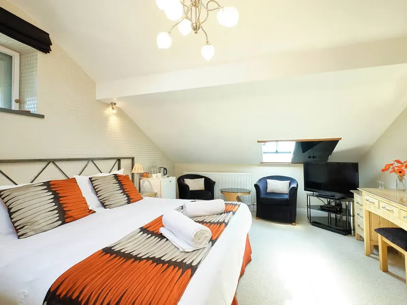 Vendale 2 at Grassington Lodge with orange striped bedding